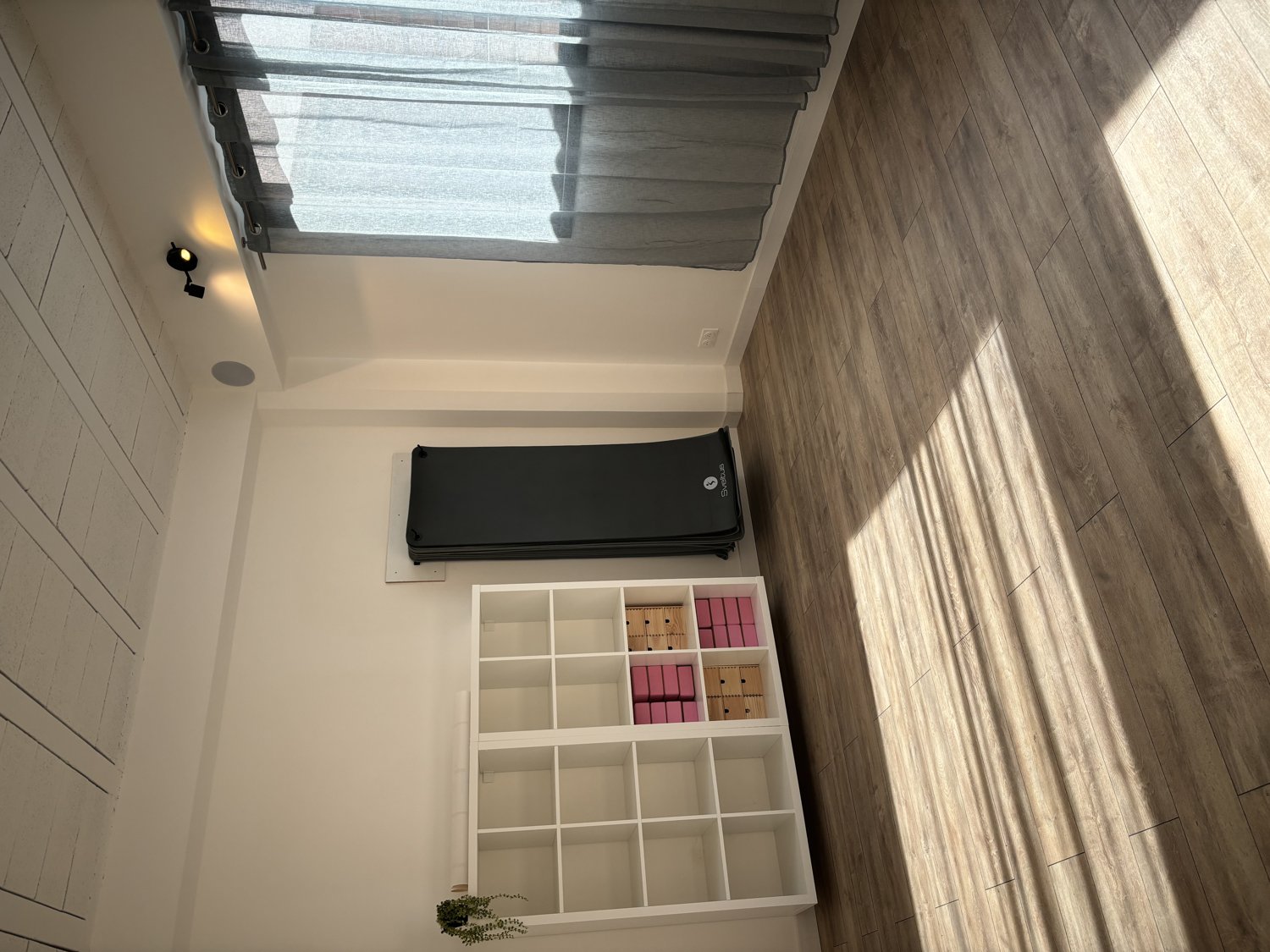Parquet lumineux et matériel de yoga du studio Heaven à Marseille